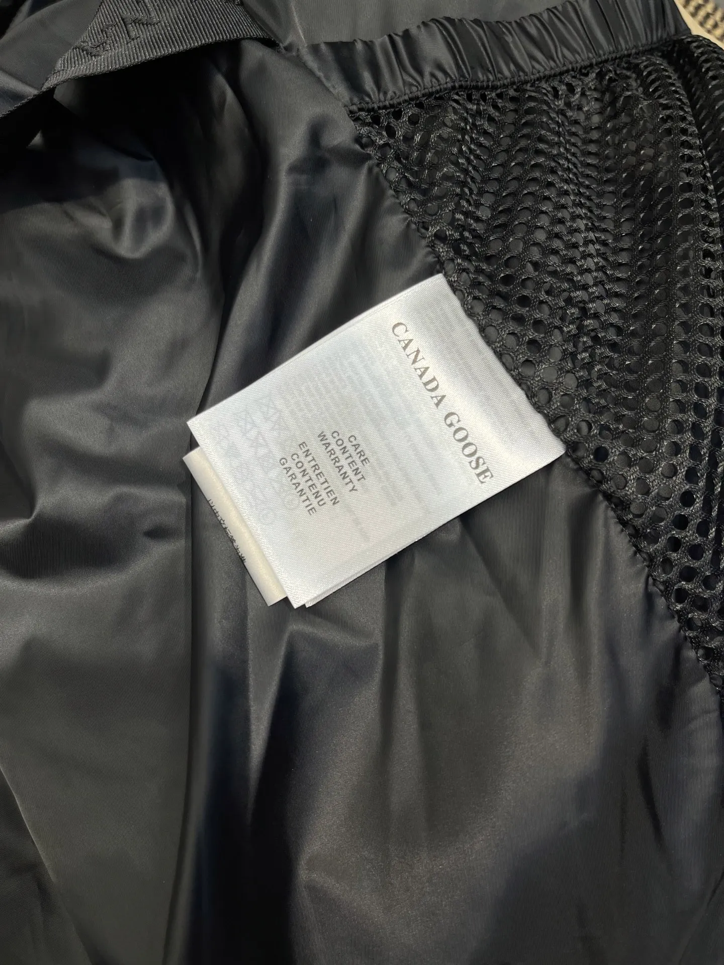 P800 Canada gooes】Large Goose Sleeve Stand Collar Down Jacket The Lawrence Down Jacket provides essential protection for everyday adventures. Delicately soft fabric, this is a water-repellent fabric that is soft to the touch yet durable. Filled with extremely fluffy white duck down. This piece has a quilted body and structured down. Padded collar and reflective double-stripe grip tape. Extended hem and tucked-in inner rib-knit cuffs.  Size: XS-2XL